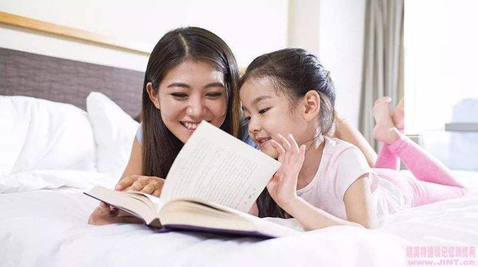 在閱讀中,家長要善于引導孩子發問、積極發表閱讀觀點、將閱讀內容與生活做關聯等,來培養孩子的閱讀思考力。